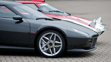 Lancia New Stratos - profil avant droit à côté d'une Stratos originelle