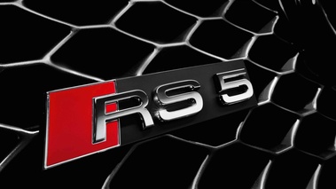 Audi RS5 rouge logo RS5 calandre