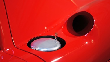 Ferrari 250 LM rouge trappe à essence