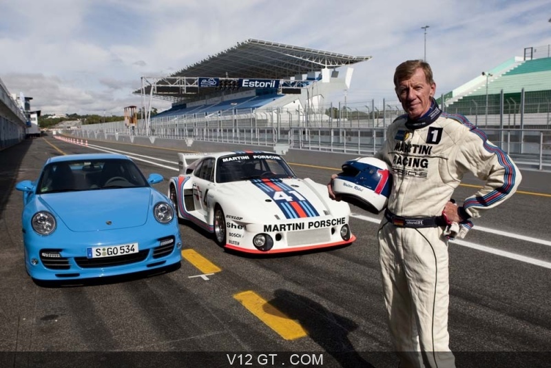 http://www.v12-gt.com/var/v12gt/storage/images/galerie/galeries-photos/galeries-classic/porsche/porsche-997-turbo-bleu-face-avant-935-blanc-3-4-avant-droit-walter-rohrl/78214-1-fre-FR/Porsche-997-Turbo-bleu-face-avant-935-blanc-3-4-avant-droit-Walter-Rohrl_zoom.jpg