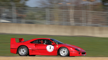 Ferrari F40 rouge 3/4 avant droit filé