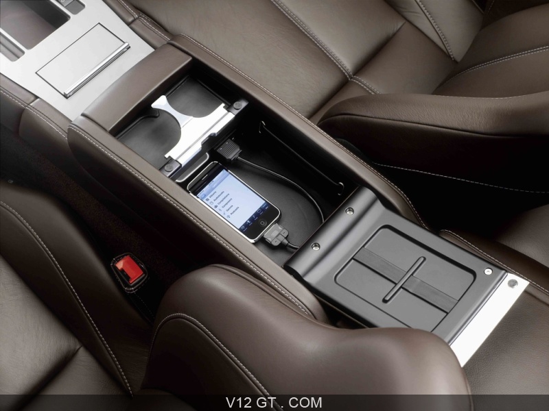 Aston Martin DB9 Cabriolet blanc console centrale