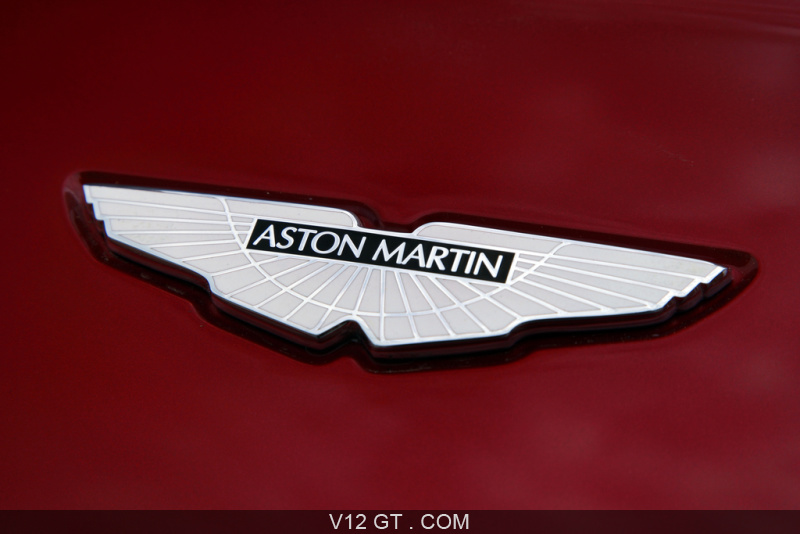 Aston Martin V12 Vantage rouge logo Aston Martin