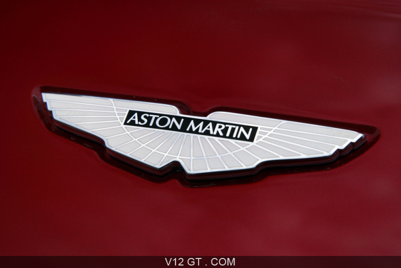 Aston Martin V12 Vantage rouge logo Aston Martin Aston Martin V12 Vantage rouge logo Aston Martin