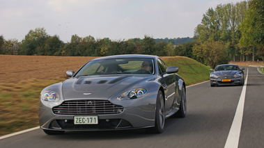 Aston Martin V12 Vantage RS & DBS anthracite 3/4 avant gauche travelling 7