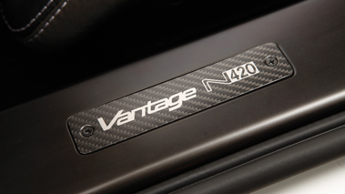 Aston Martin V8 Vantage N420 - blanche - seuil de porte