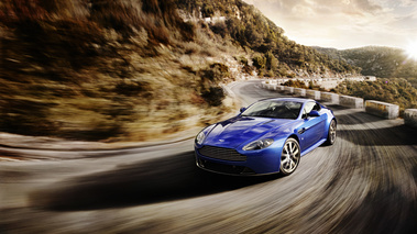 Aston Martin V8 Vantage S - coupé bleu - 3/4 avant droit, dynamique