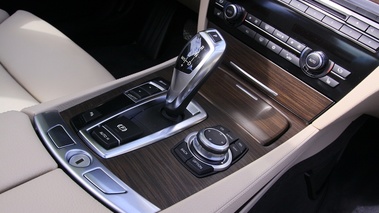 BMW active Hybrid 7 grise vue console central.