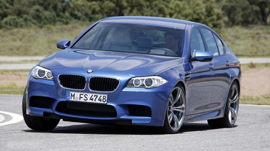 BMW M5 2011 -  bleu - 3/4 avant gauche, dynamique