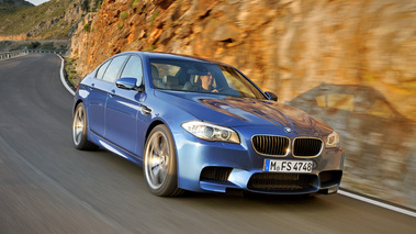 BMW M5 2011 -  bleu - 3/4 avant gauche
