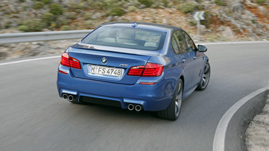 BMW M5 2011 -  bleu - arrière droit