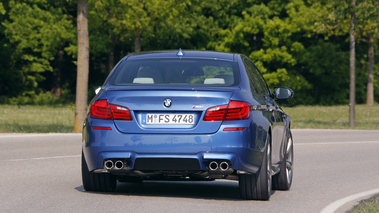 BMW M5 2011 -  bleu - arrière, dynamique