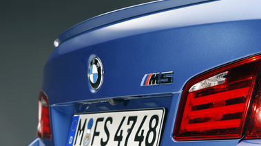 BMW M5 2011 -  bleu - détail, becquet