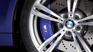 BMW M5 2011 -  bleu - détail, jante + étrier
