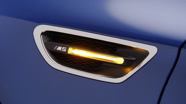 BMW M5 2011 -  bleu - détail, rappel de clignotant