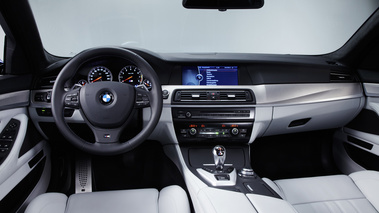 BMW M5 2011 -  bleu - habitacle