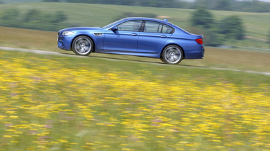 BMW M5 2011 -  bleu - profil, dynamique