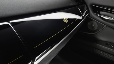 BMW Série 7 Steinway & Sons - blanche - habitacle noir, insert + logo tableau de bord