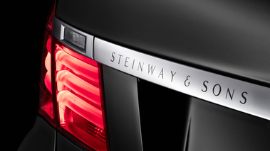 BMW Série 7 Steinway & Sons - noire - logo arrière