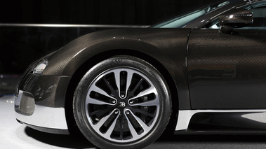 Bugatti Veyron Grey Carbon - détail, jante + partie avant