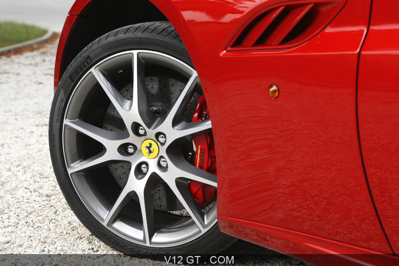 [rodg1234] Laguna III.2 DCI 180 GT 4control Ferrari-California-HELE-rouge-jante_zoom