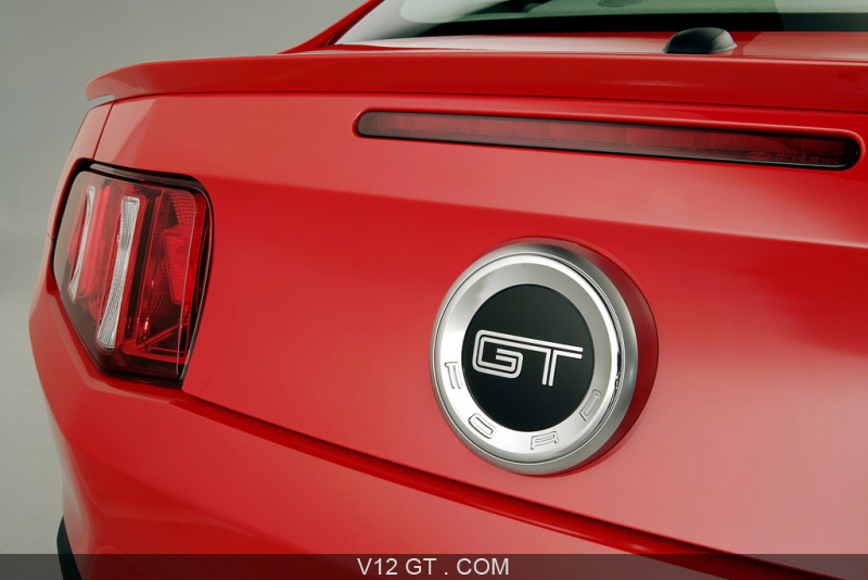 Ford Mustang GT rouge logo coffre
