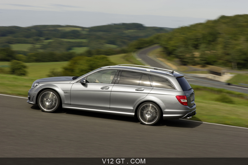 Mercedes C63 AMG break gris profil gauche dynamique