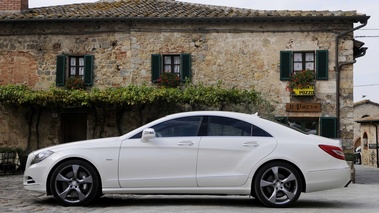 Mercedes CLS 500 blanc profil