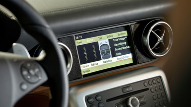 Mercedes SLS AMG marron écran console centrale