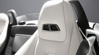 Mercedes SLS AMG roadster - blanc - chauffe nuque