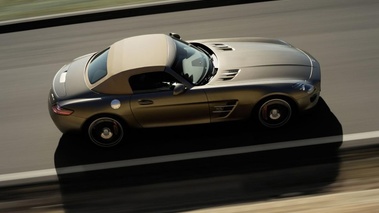 Mercedes SLS AMG roadster - marron - profil droit capoté dynamique