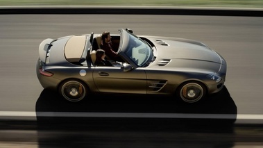 Mercedes SLS AMG roadster - marron - profil droit ouvert dynamique