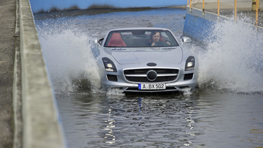 Mercedes SLS AMG Roadster - test, aquaplaning 1