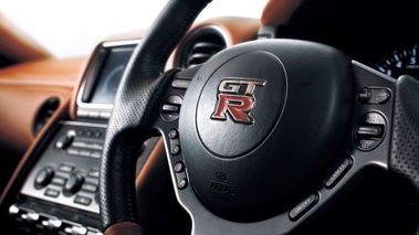 Nissan GT-R 2011 - volant