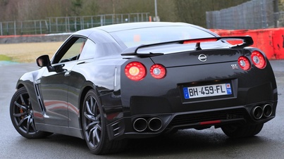 Nissan GTR noir 3/4 arrière gauche