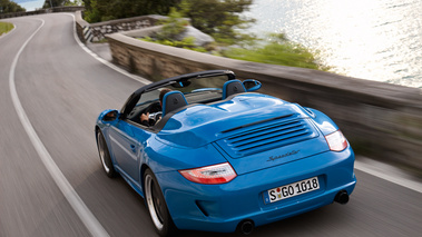 Porsche 911 Speedster - bleue - 3/4 arrière gauche, penché, en mouvement