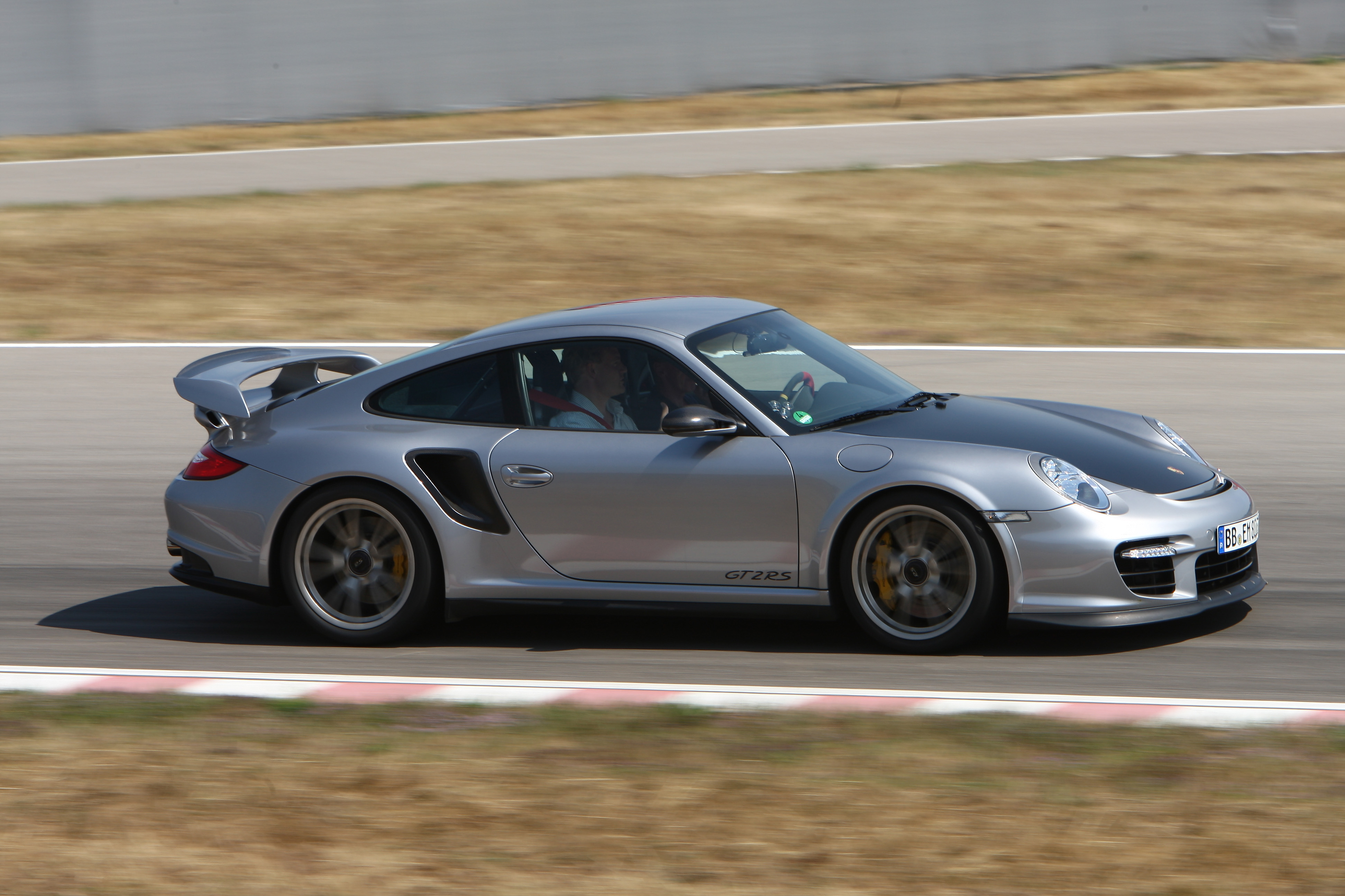 Porsche-997-GT2-RS-3-4-avant-
