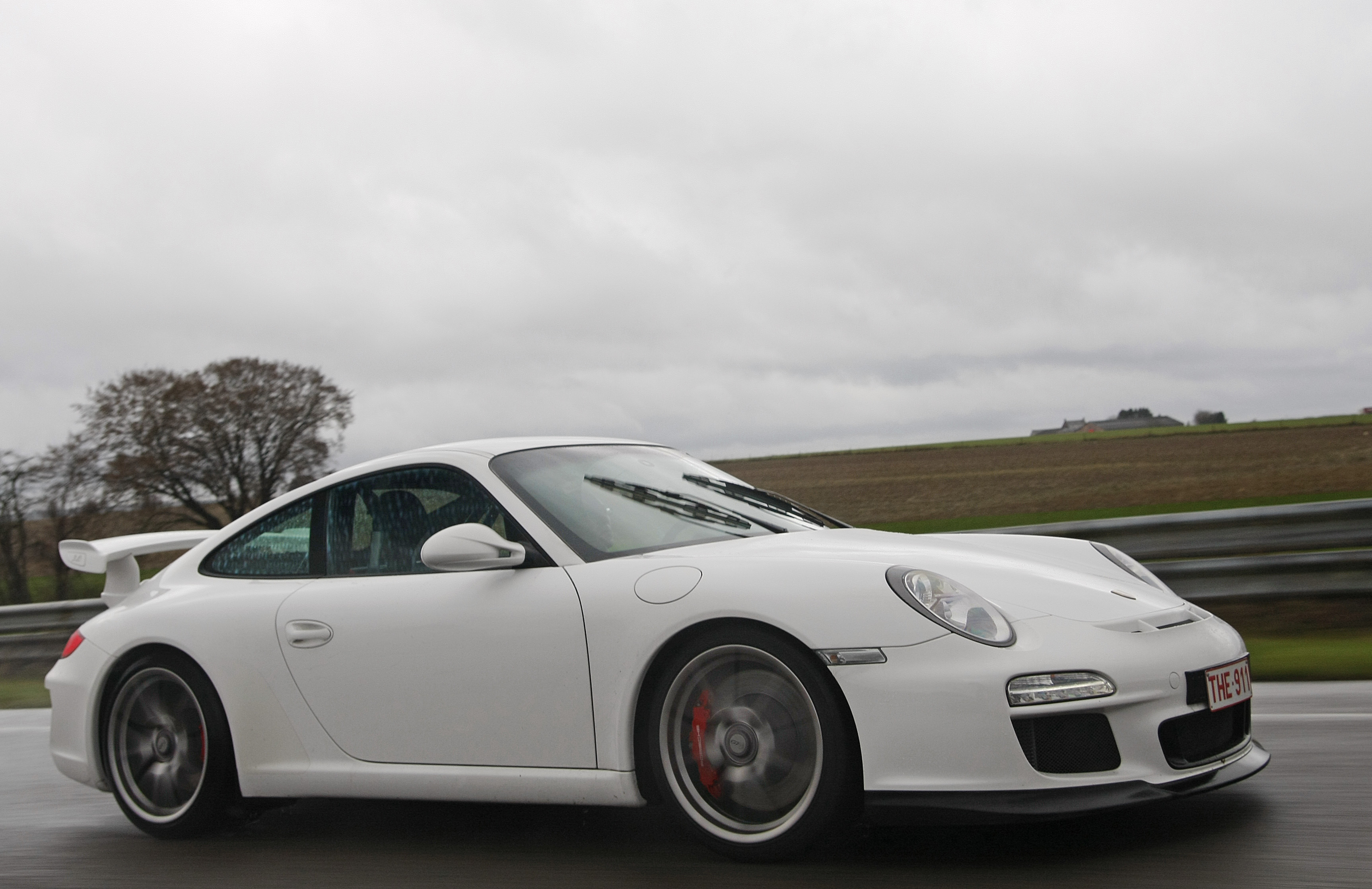Porsche-997-GT3-MkII-blanc-3-4-avant-droit-travelling-penche.jpg