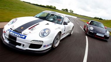 Porsche 997 GT3 MkII Cup blanc & 997 GT3 RS MkII anthracite 3/4 avant droit travelling penché