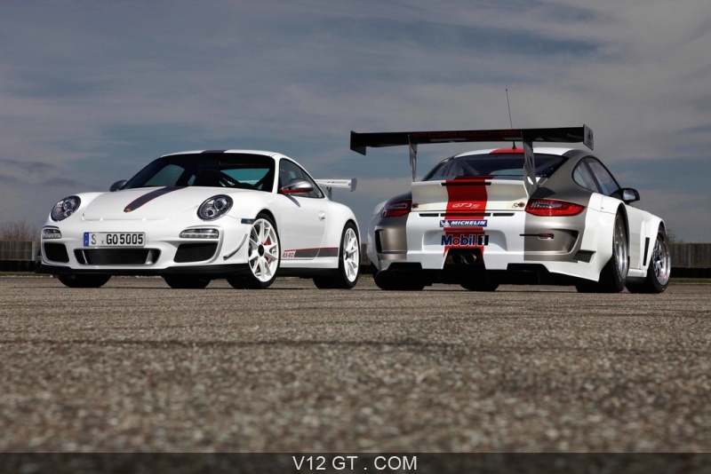 Porsche-997-GT3-RS-4.0-blanc-3-4-avant-gauche-997-GT3-R-blanc-gris-rouge-3-4-arriere-droit_zoom.jpg