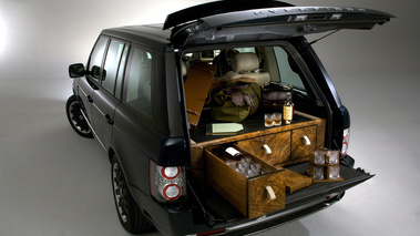 Range Rover Holland &Holland by Overfinch 3/4 arrière studio coffre ouvert