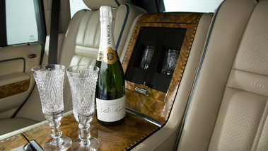 Range Rover Holland&Holland by Overfinch champagne à l'arrière 