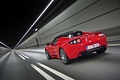 Tesla Roadster Sport rouge 3/4 arrière gauche travelling penché