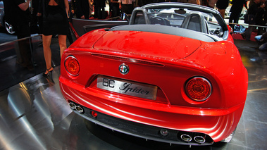 Mondial de l'Automobile Paris 2010 - Alfa Romeo 8C Spider rouge face arrière