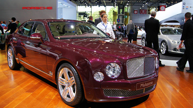 Mondial de l'Automobile Paris 2010 - Bentley Mulsanne bordeaux 3/4 avant droit