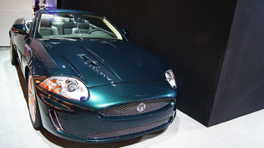 Mondial de l'Automobile Paris 2010 - Jaguar XKR Cabriolet vert 3/4 avant droit