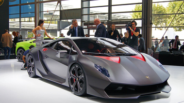 Mondial de l'Automobile Paris 2010 - Lamborghini Sesto Elemento carbone 3/4 avant droit 2