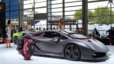 Mondial de l'Automobile Paris 2010 - Lamborghini Sesto Elemento carbone 3/4 avant droit