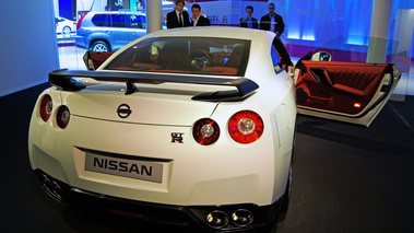 Mondial de l'Automobile Paris 2010 - Nissan GTR V-Spec blanc nacré 3/ arrière droit portes ouvertes