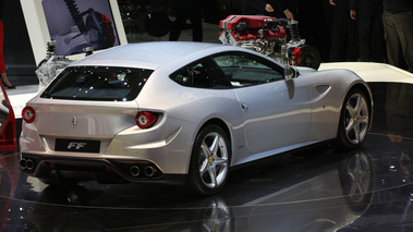 Ferrari FF gris 3/4 arrière droit